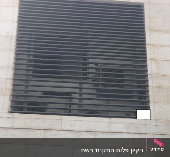 רשת מתכת על חלון למניעת כניסת יונים